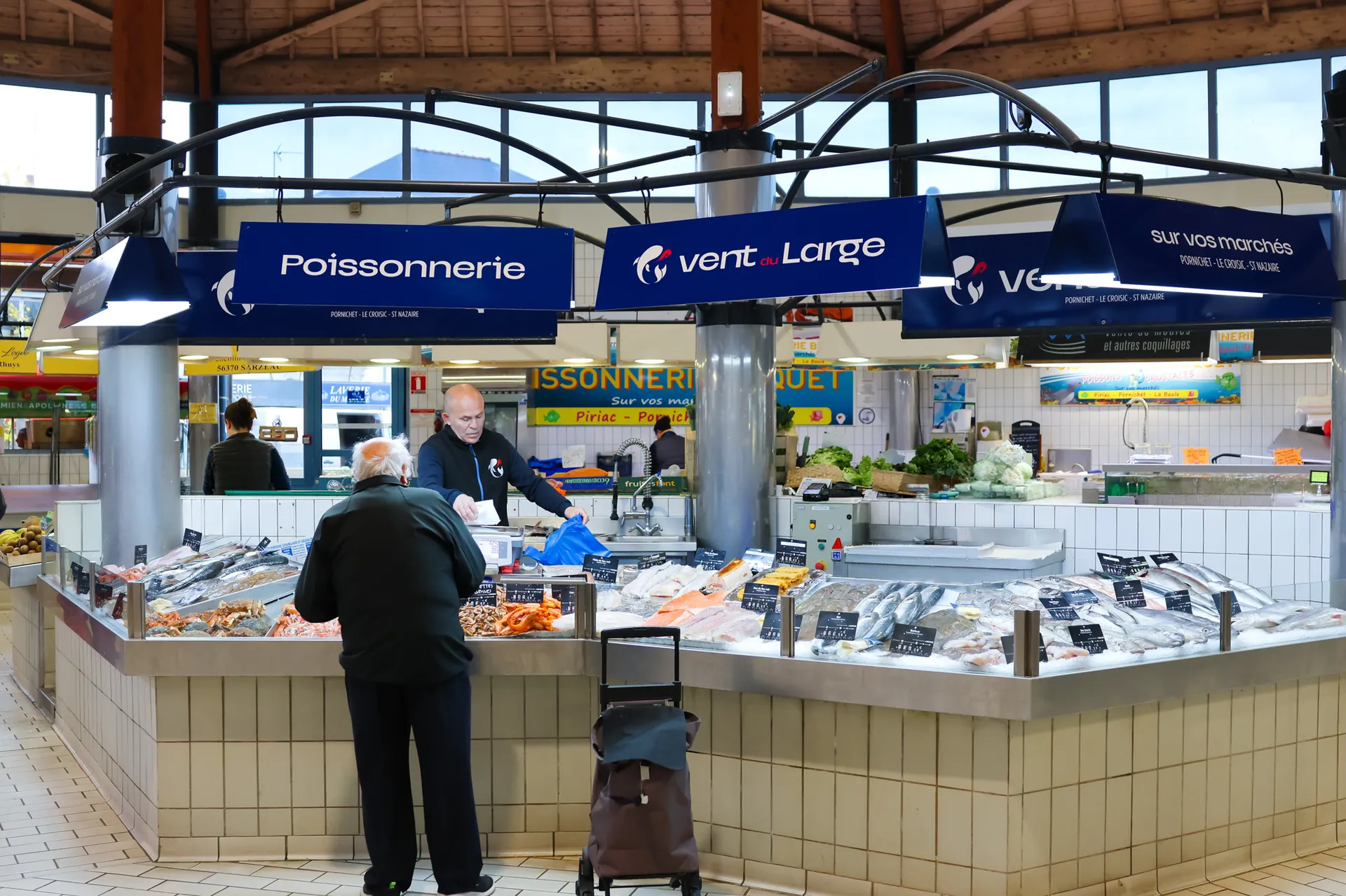 Stand de la poissonnerie Vent du Large sous la halle du marché couvert de Pornichet