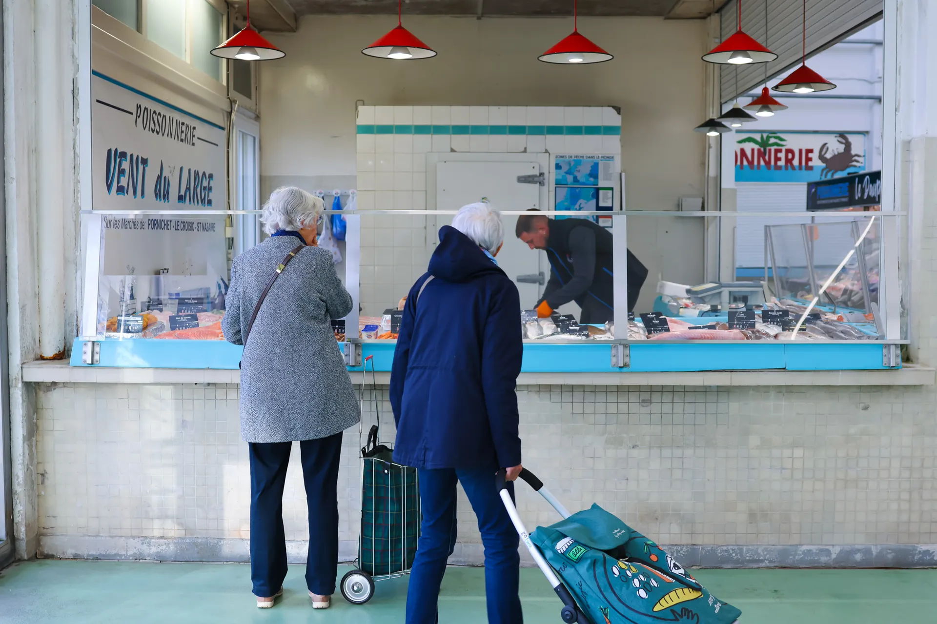 Clientes fidèles servies par notre poissonnier au marché couvert de Saint-Nazaire